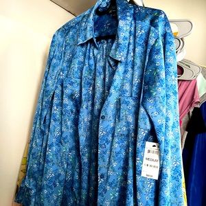 Blue button up. Great texture. Too small for me but I wish it wasn’t 🤍